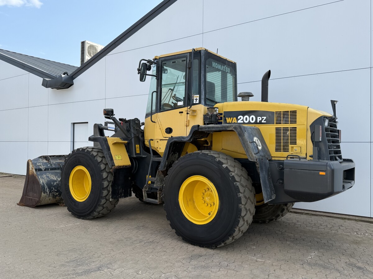 Komatsu WA200PZ-6