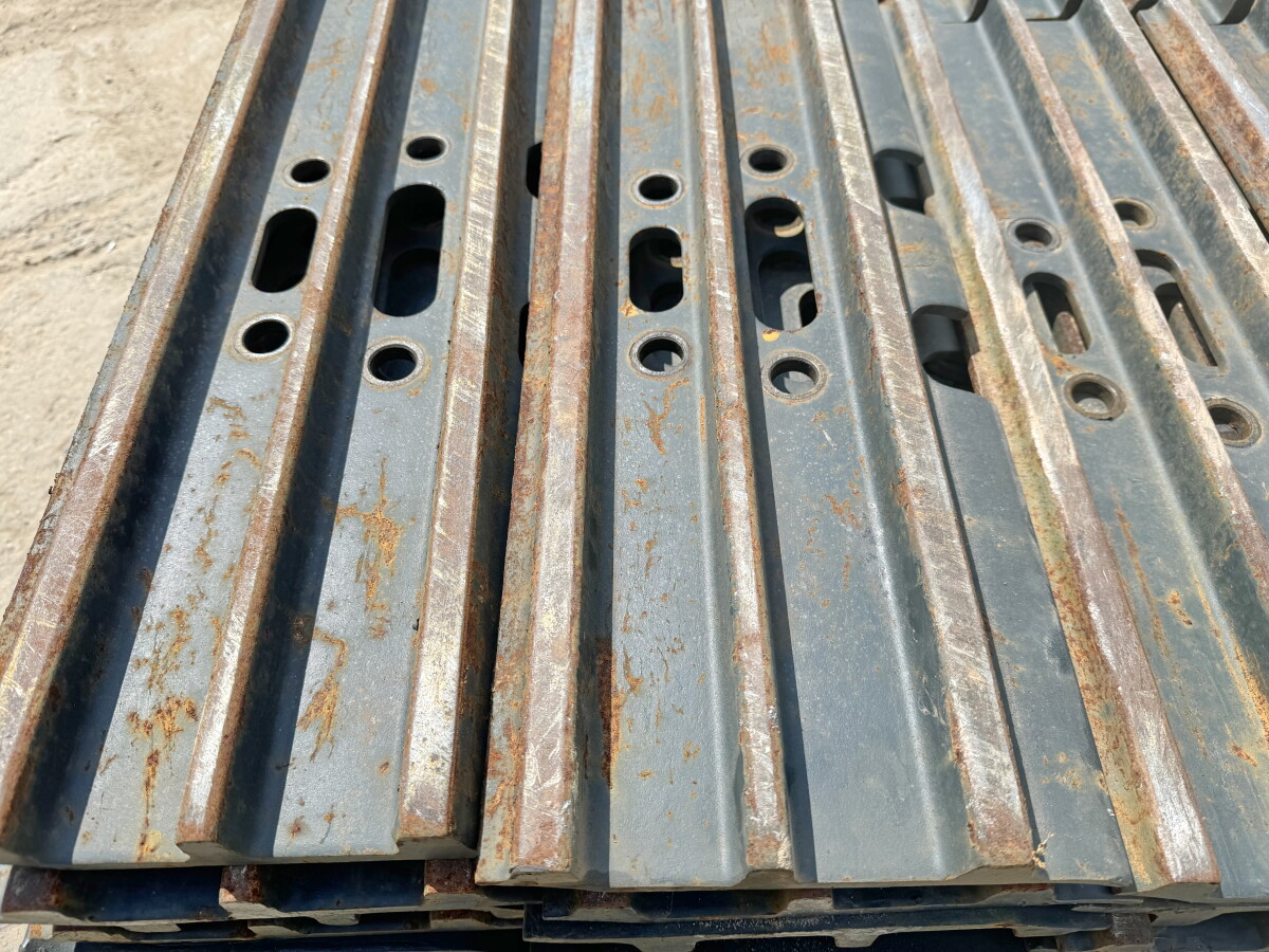 Plates / Tracks - Hyundai R210